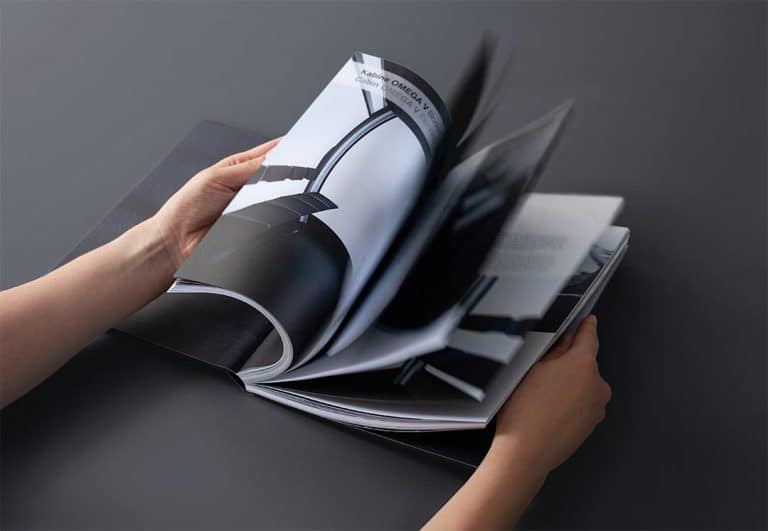 Hände blättern durch Grafik Design Buch