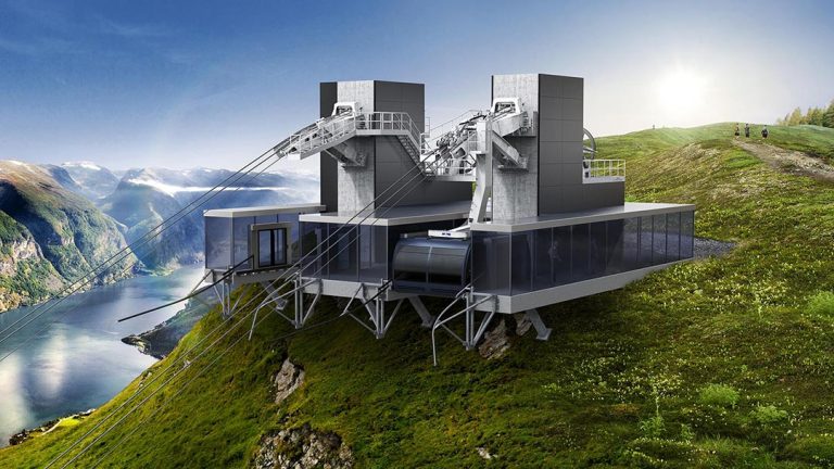 Doppelmayr Seilbahnstation auf einem Berg im Sommer