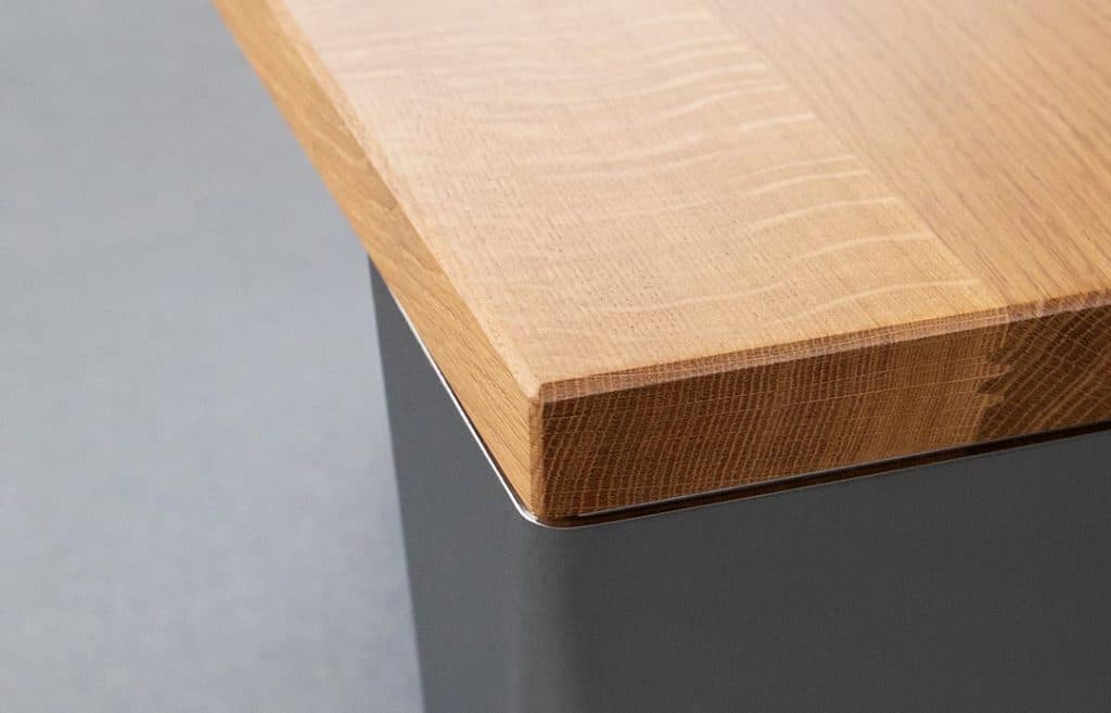 Detail einer Sitzbank aus Holz und Metall