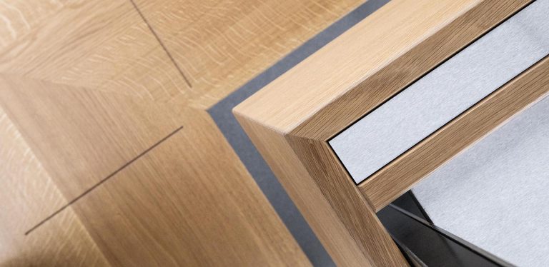 Detail auf Material-Mix einer Sitzbank