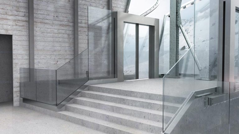Pendelbahn Einstieg mit Glas-Brüstung
