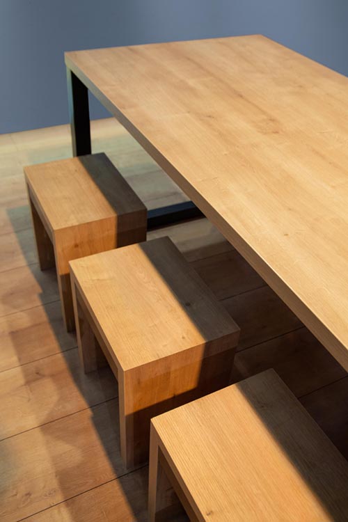 Veranstalungsmöbel aus Sitz-Hocker und Tisch aus Holz