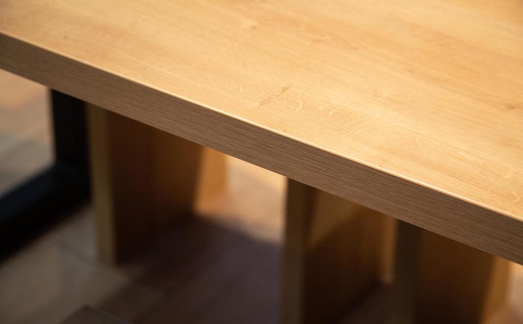 Detail von Tischkante aus Holz