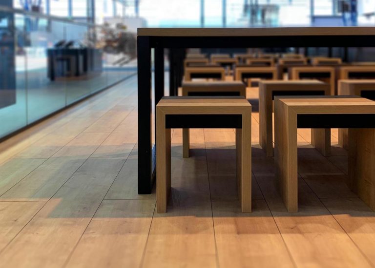 Sitz-Hocker und Tische als Veranstaltungsmöbel