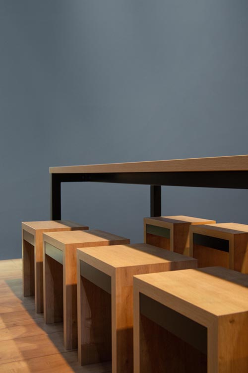 Veranstaltungsmöbel mit Hocker und Tisch aus Holz