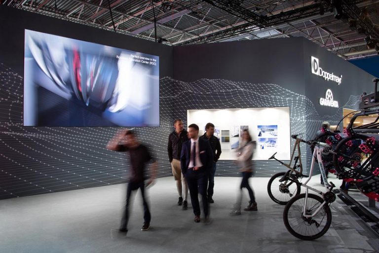 LED-Wand auf Messestand von Doppelmayr
