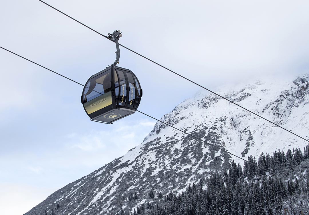Mit Champagner zu Ski fahren in der Event-Seilbahnkabine von Moet & Chandon in Lech
