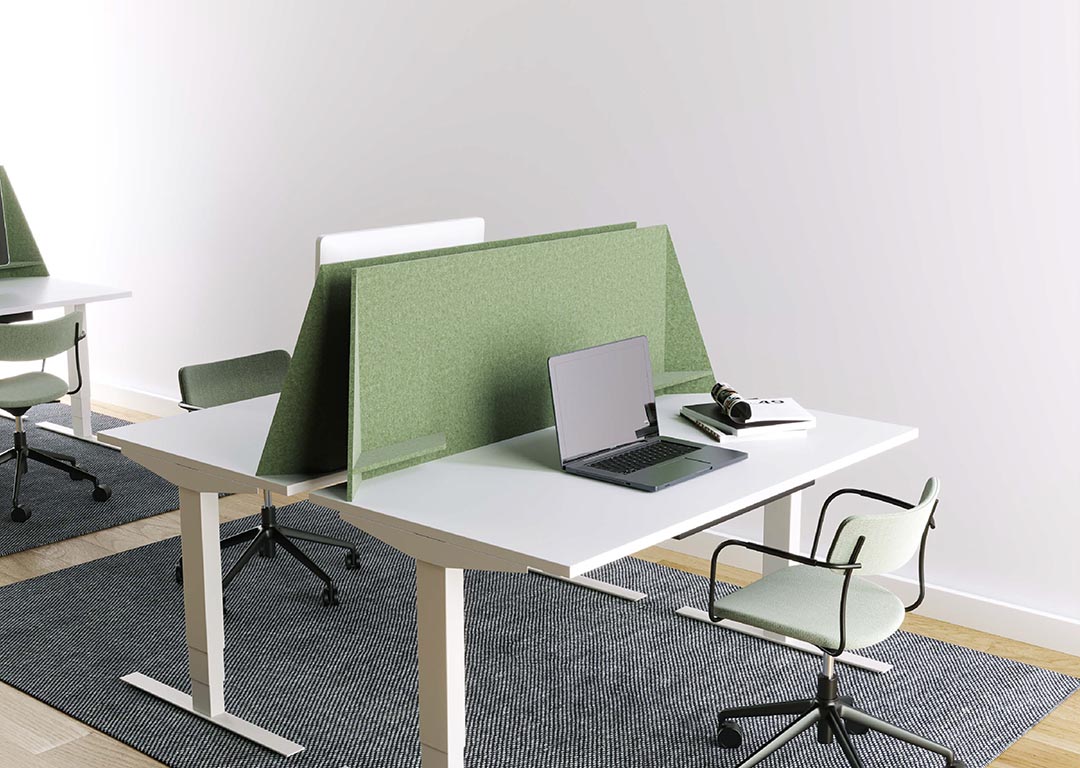 Akustische Designer Tischtrenner aus Vlies. Acoustic desk divider with a modern design.