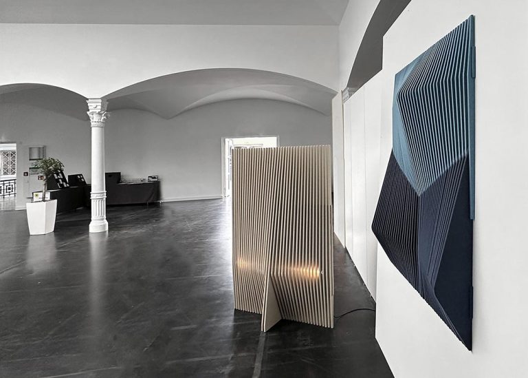 Modulare akustische Designer Wandpaneele und Raumtrenner aus Vlies. Acoustic wall panels with a high end design.