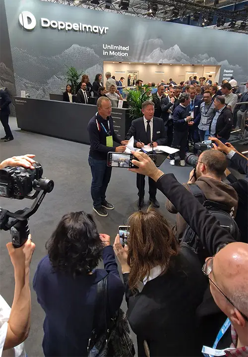 Unterzeichnung des Vertrags auf dem Messestand von Doppelmayr auf der Interalpin 2023