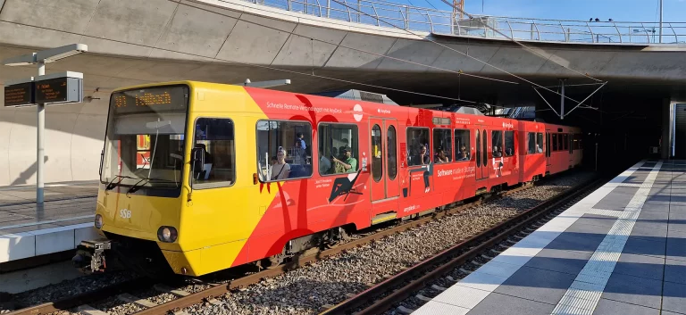 Außenbespielung einer SSB Straßenbahn