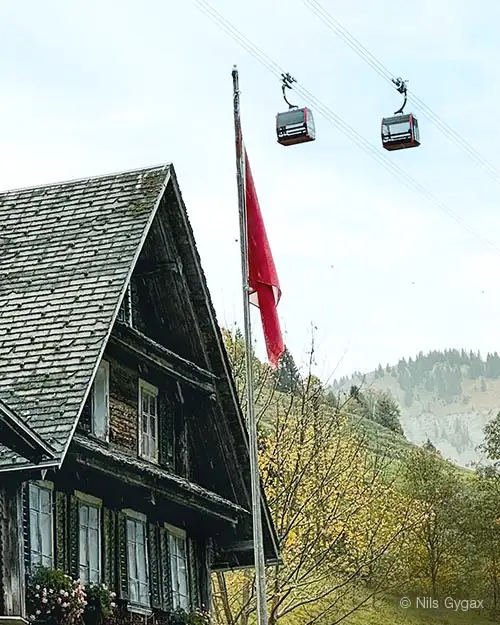 Landschaft mit Landhaus und TRI-Line Seilbahn und Stella Seilbahnkabinen von CWA, Doppelmayr im Hoch-Ybrig in der Schweiz