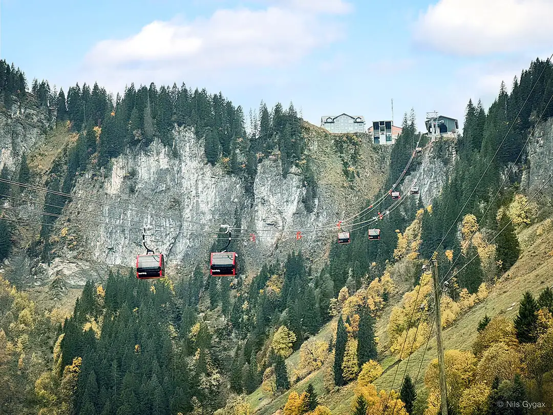 Bergstation der Weglosen-Seebli Anlage mit TRI-Line Seilbahn und Stella Seilbahnkabinen von CWA, Doppelmayr im Hoch-Ybrig in der Schweiz