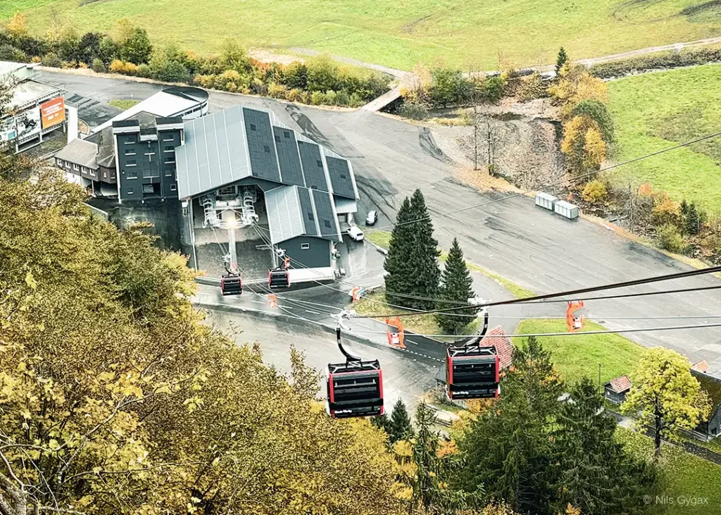 Talstation der Weglosen-Seebli Anlage mit TRI-Line Seilbahn und Stella Seilbahnkabinen von CWA, Doppelmayr im Hoch-Ybrig in der Schweiz