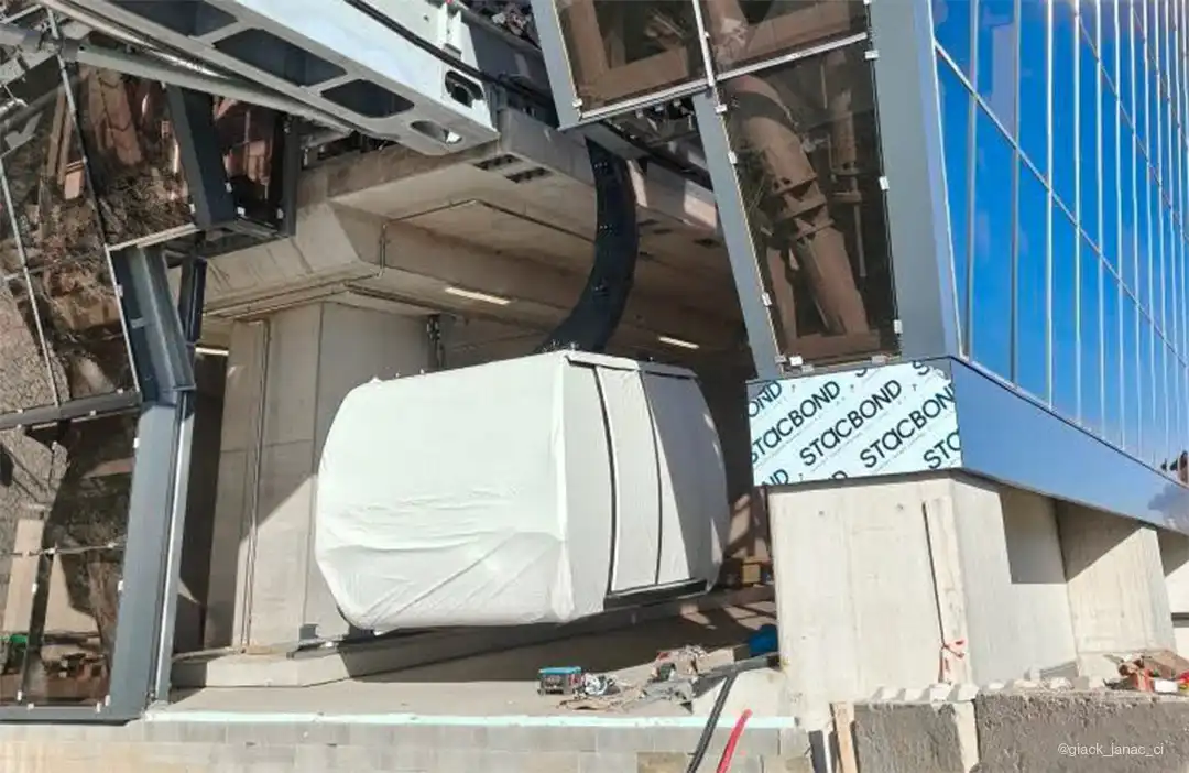 Seilbahn Campitello Col-Rodella mit Atria Kabinen von Doppelmayr in der Station im italienischen Fassatal