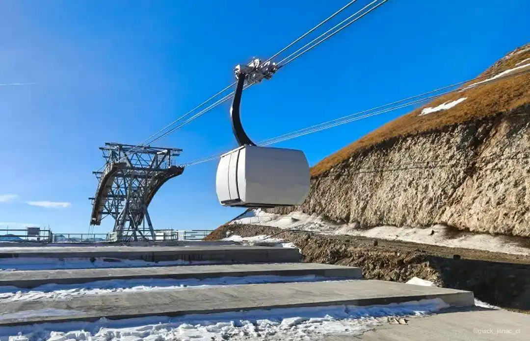 Seilbahn Campitello Col-Rodella mit Atria Kabinen von Doppelmayr im italienischen Fassatal