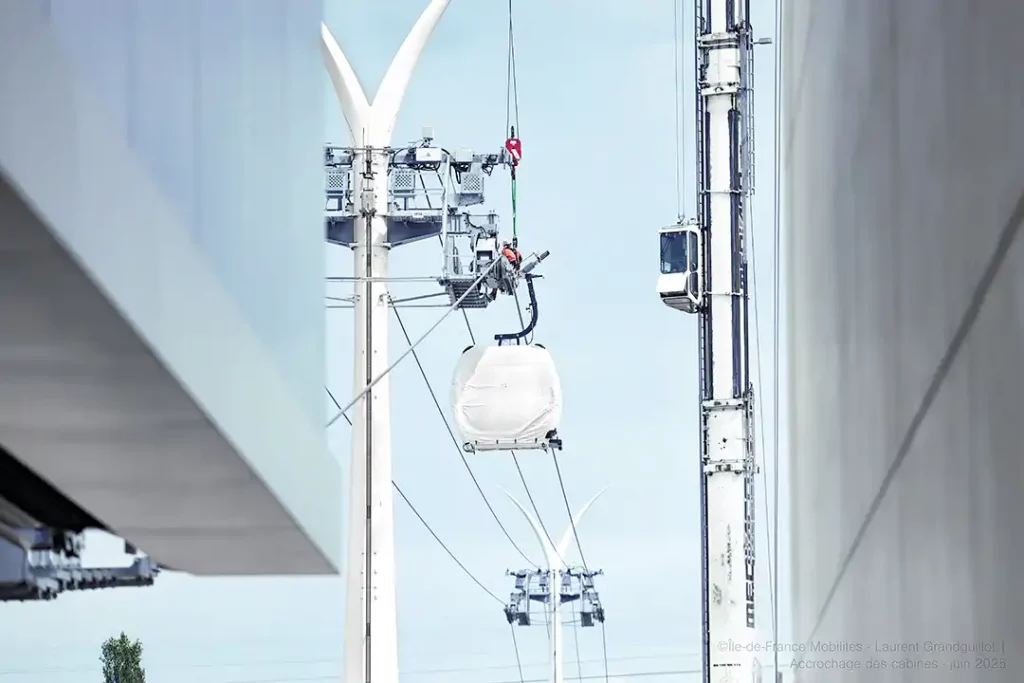 Seilbahn Cable 1 mit Stützen und Omega V Kabinen von Doppelmayr in Ile-de-France, Paris