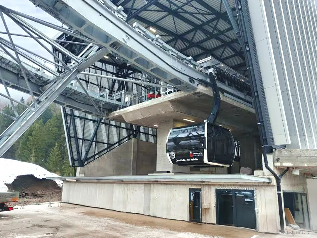 Seilbahn Campitello Col-Rodella mit Atria Kabine in der Station von Doppelmayr im italienischen Fassatal