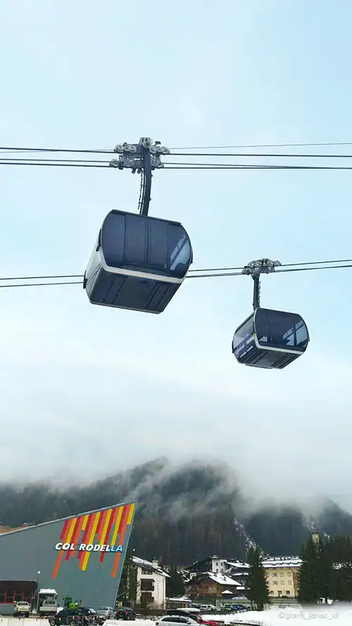 Seilbahn Campitello Col-Rodella mit Atria Kabinen von Doppelmayr im italienischen Fassatal