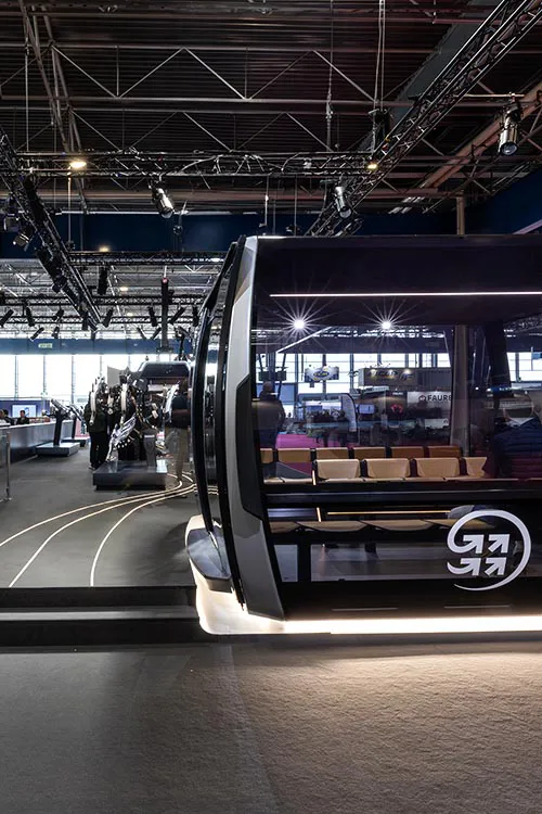 Seilbahn-Kabinen auf dem Messestand von Doppelmayr bei der Mountain Planet in Grenoble