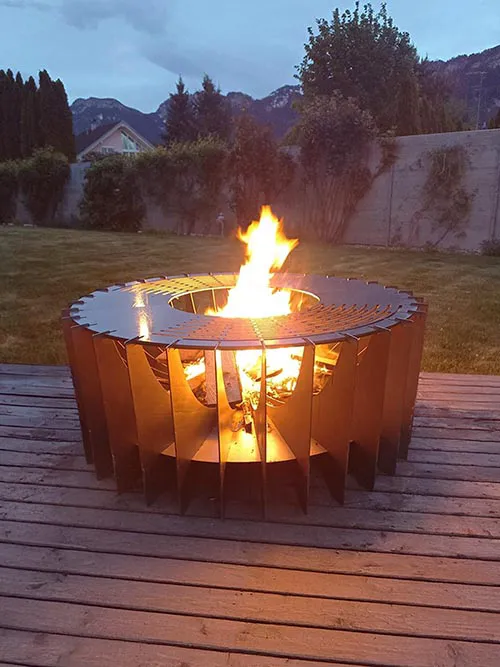 Runde Enara Feuerschale mit Grillplatte auf einer Terrasse