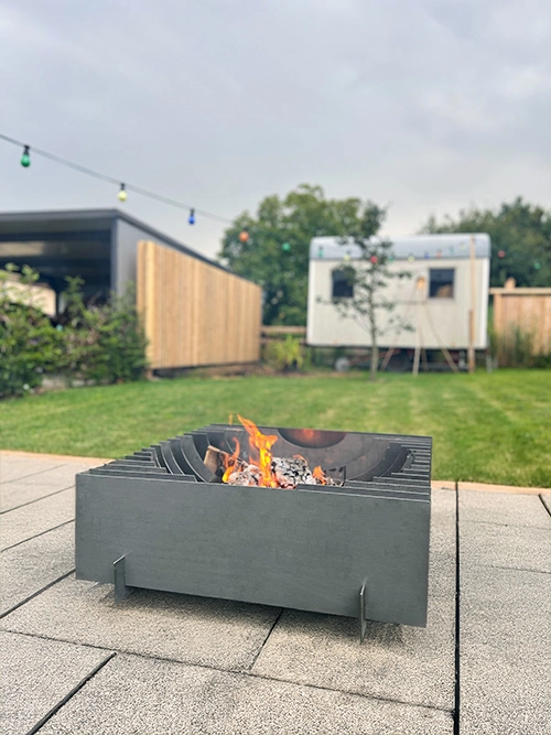Viereckige Feuerschale von Enara in Gebrauch im Garten