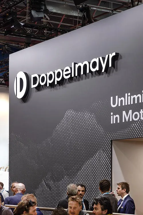 Seilbahn-Sessel und Kabinen auf dem Messestand von Doppelmayr bei der Mountain Planet in Grenoble
