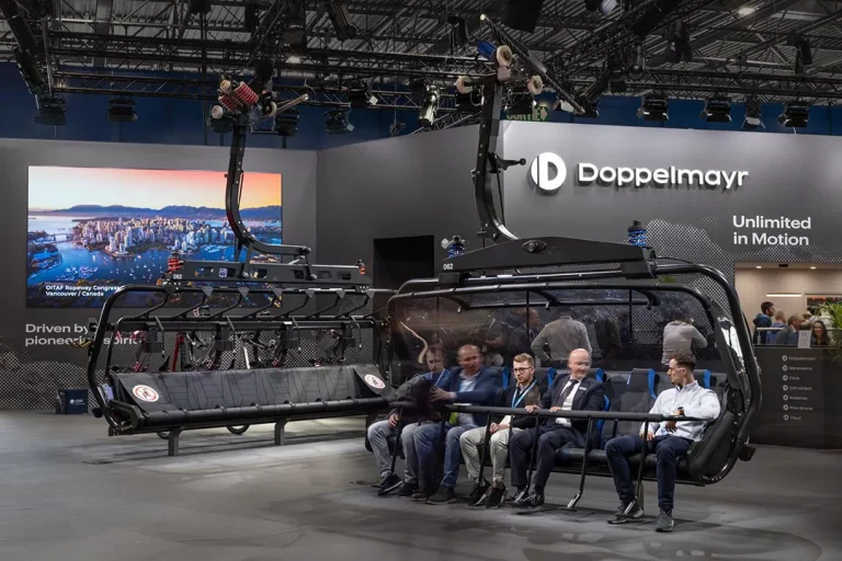 Seilbahn-Sessel und Kabinen auf dem Messestand von Doppelmayr bei der Mountain Planet in Grenoble