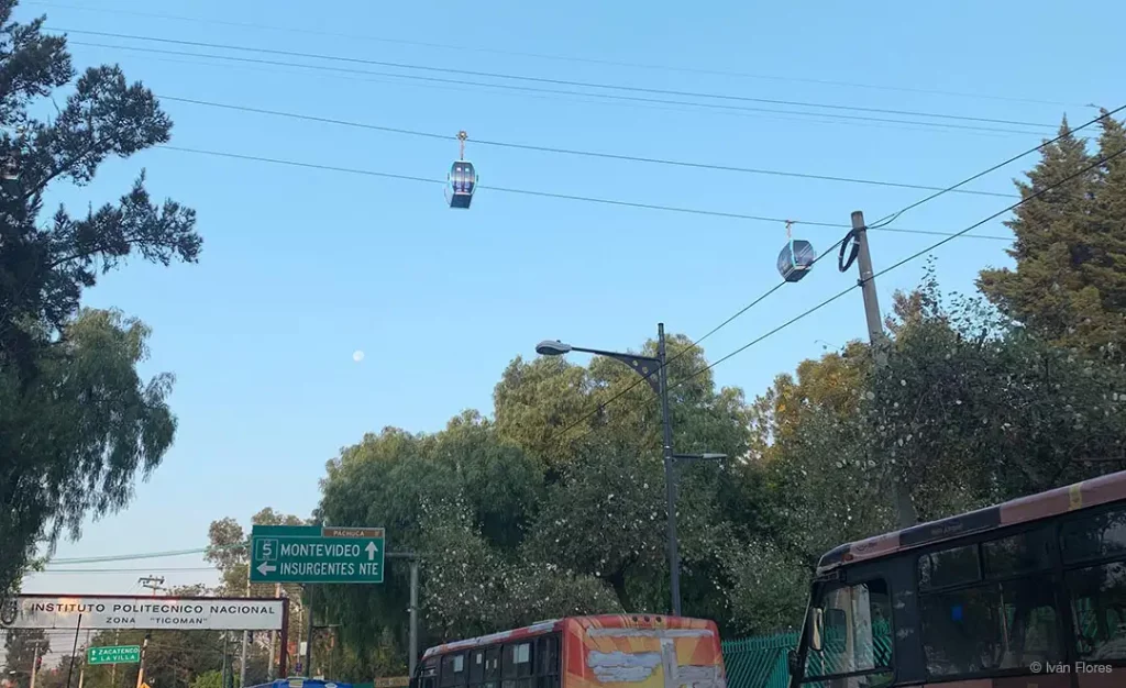 Seilbahn Cablebus Linea mit Omega V Kabinen in Mexiko über einer Straße