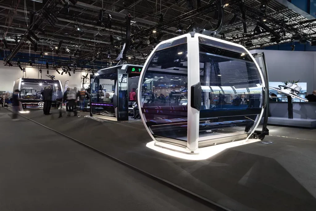 Seilbahn-Kabinen auf dem Messestand von Doppelmayr bei der Mountain Planet in Grenoble