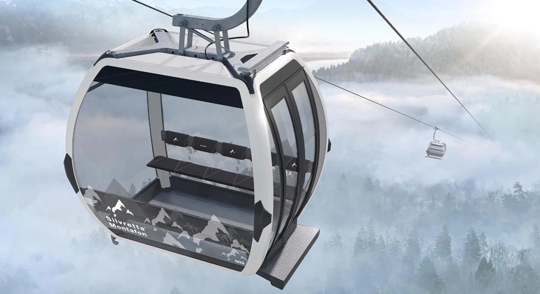 Omega V Seilbahnkabine der Valisera Bahn mit Kabinengrafiken über Bergpanorama in Österreich