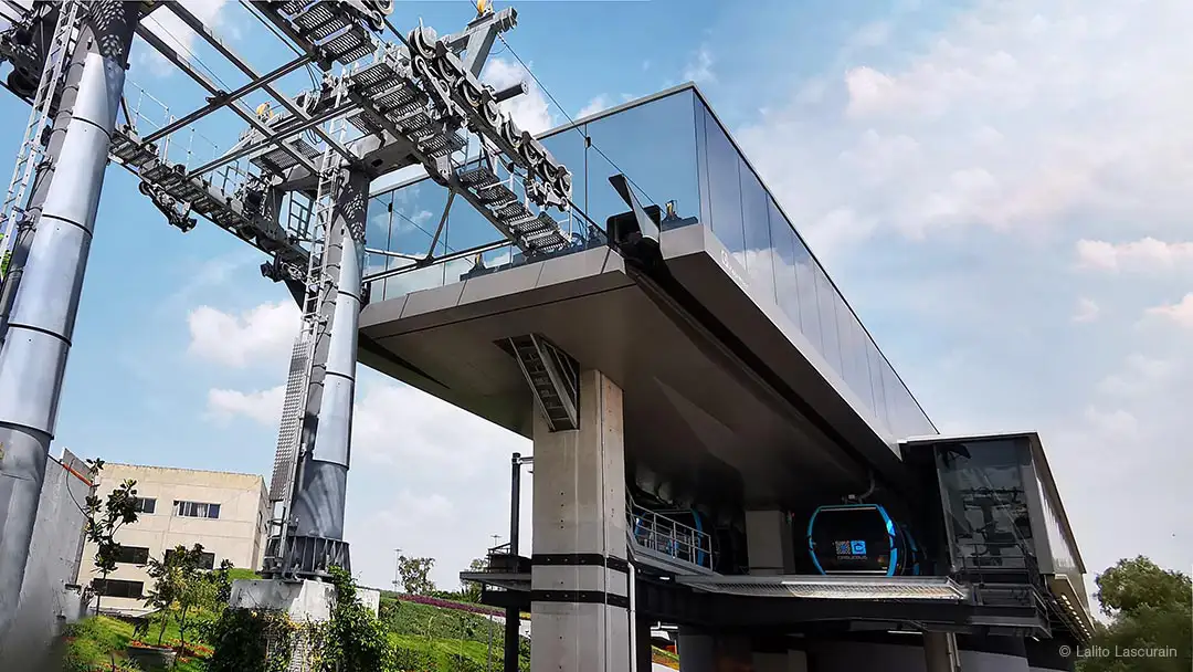 Station der Seilbahn Cablebus Linea in Mexiko mit Omega V Kabine