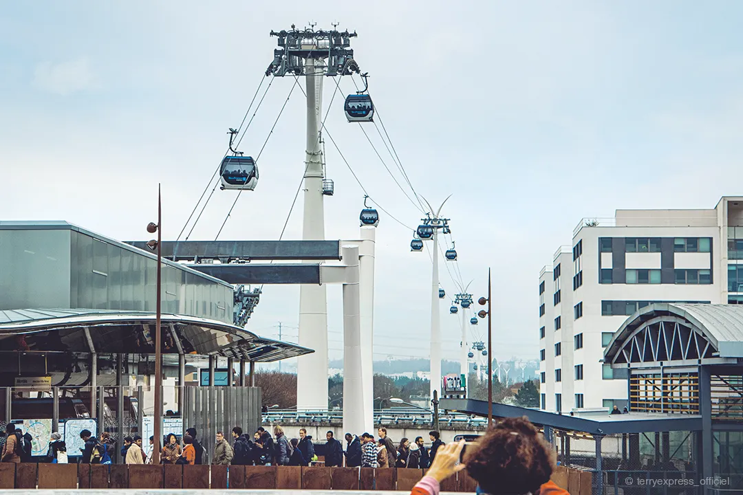 Urbane Seilbahn Cable 1 mit Stützen und Omega V Kabinen von Doppelmayr in Ile-de-France, Paris