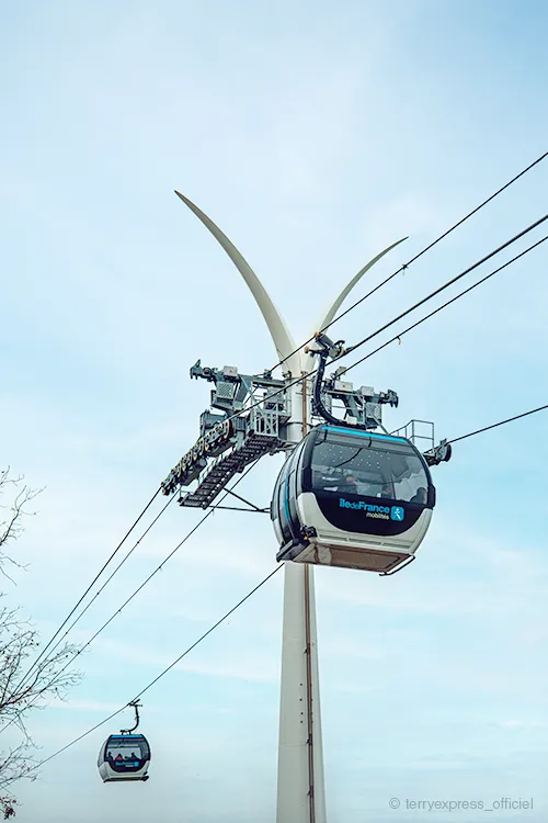 Seilbahn Cable 1 mit Stützen und Omega V Kabinen von Doppelmayr in Ile-de-France, Paris