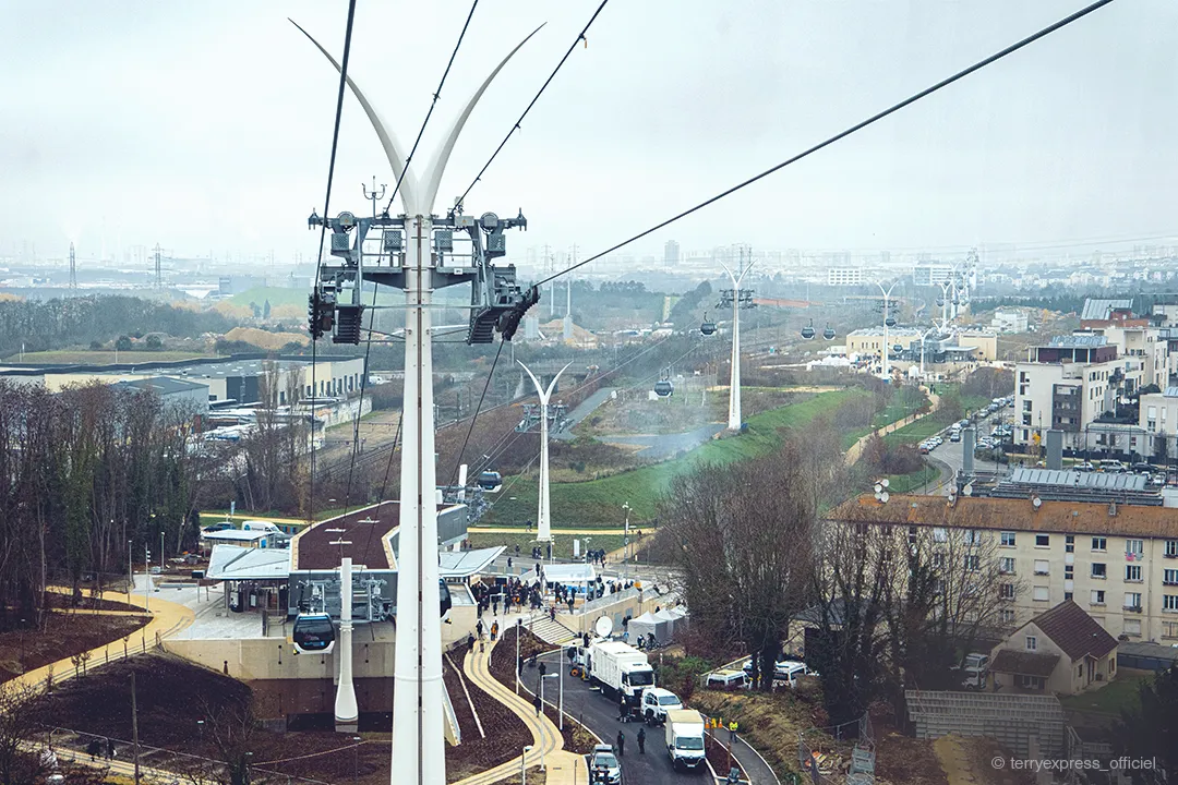 Seilbahn Cable 1 mit Stützen und Omega V Kabinen von Doppelmayr in Ile-de-France, Paris mit Aussicht auf die Stadt