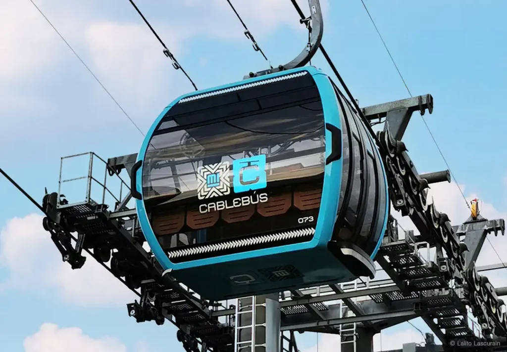 Omega V Kabine der Silbahn Cablebus Linea in Mexiko