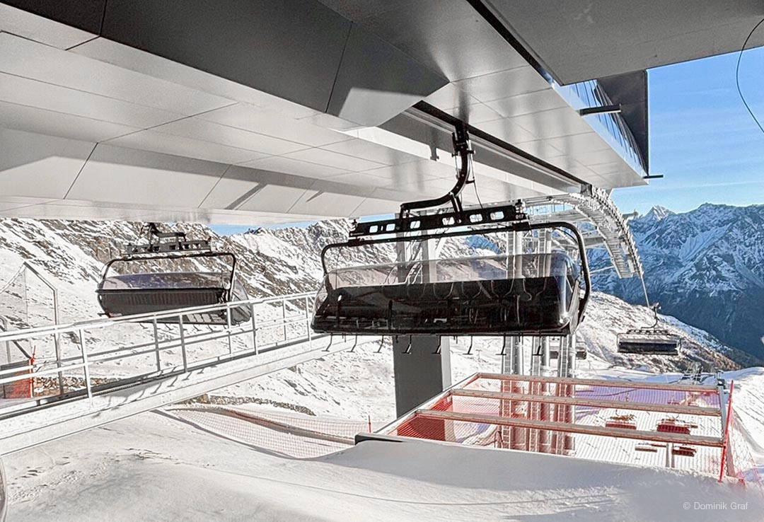 Bergstation der 8er-Sesselbahn Silberbrünnl von Doppelmayr in Sölden mit Sesselgrafiken