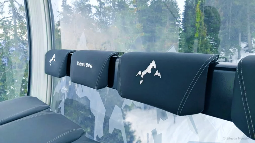 Sitze einer Seilbahnkabine der Valisera Bahn in Österreich mit Aufschrift und Grafiken