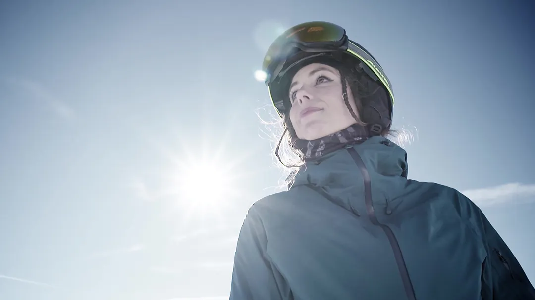 Skifahrerin vor blauem Himmel in Ischgl