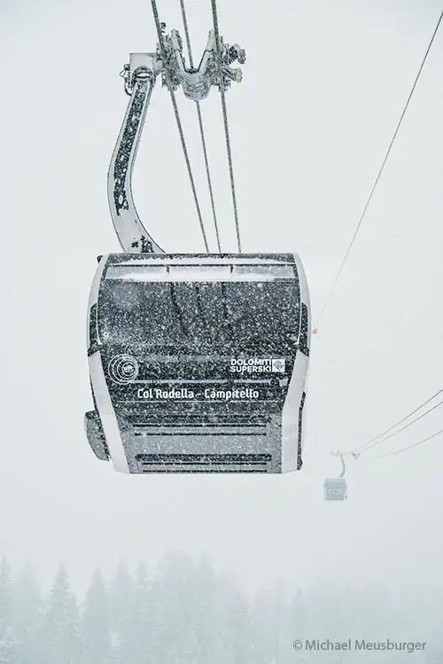 Seilbahn Campitello Col Rodella im Fassatal in Italien mit Atria Kabine in Schneelandschaft