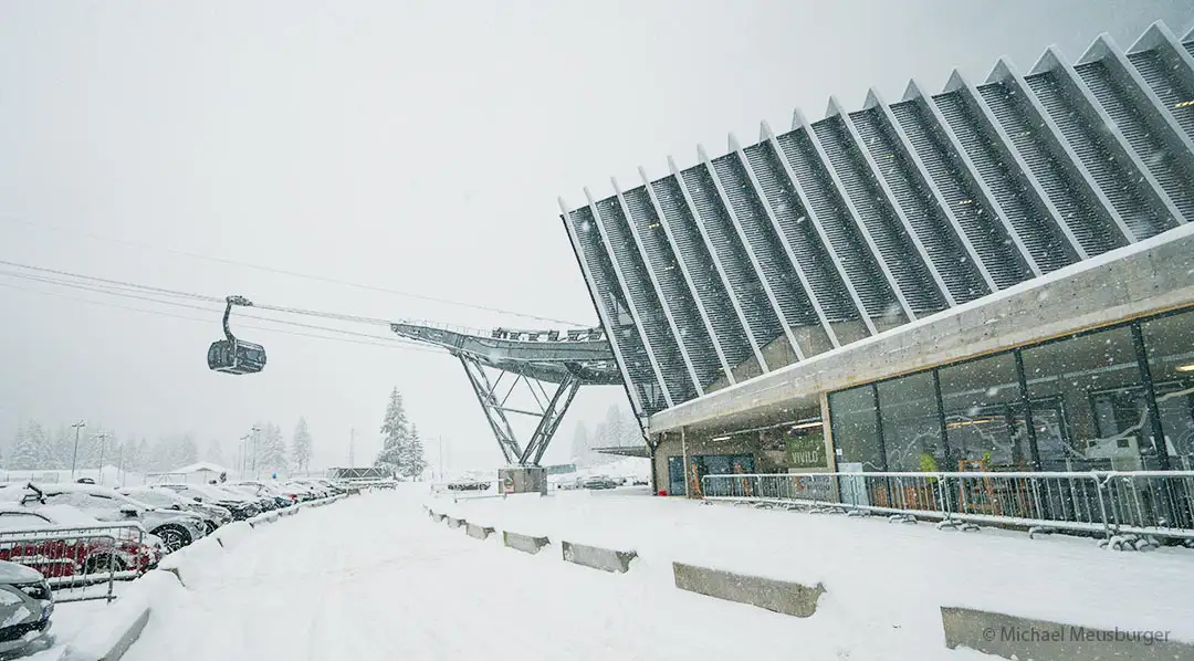 Seilbahn Campitello Col Rodella im Fassatal in Italien mit Station und Atria Kabine in Schneelandschaft