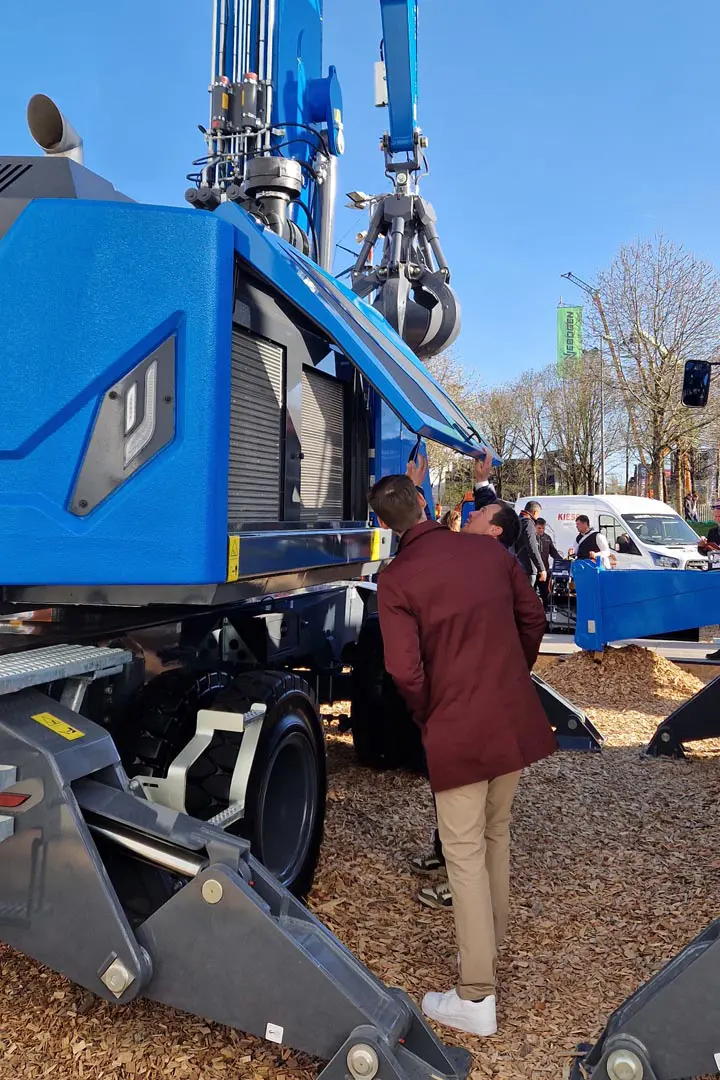 Das Team von MOJA Design bei der Besprechung ihrer Produktentwicklung: dem Umschlagbagger von Terex Fuchs