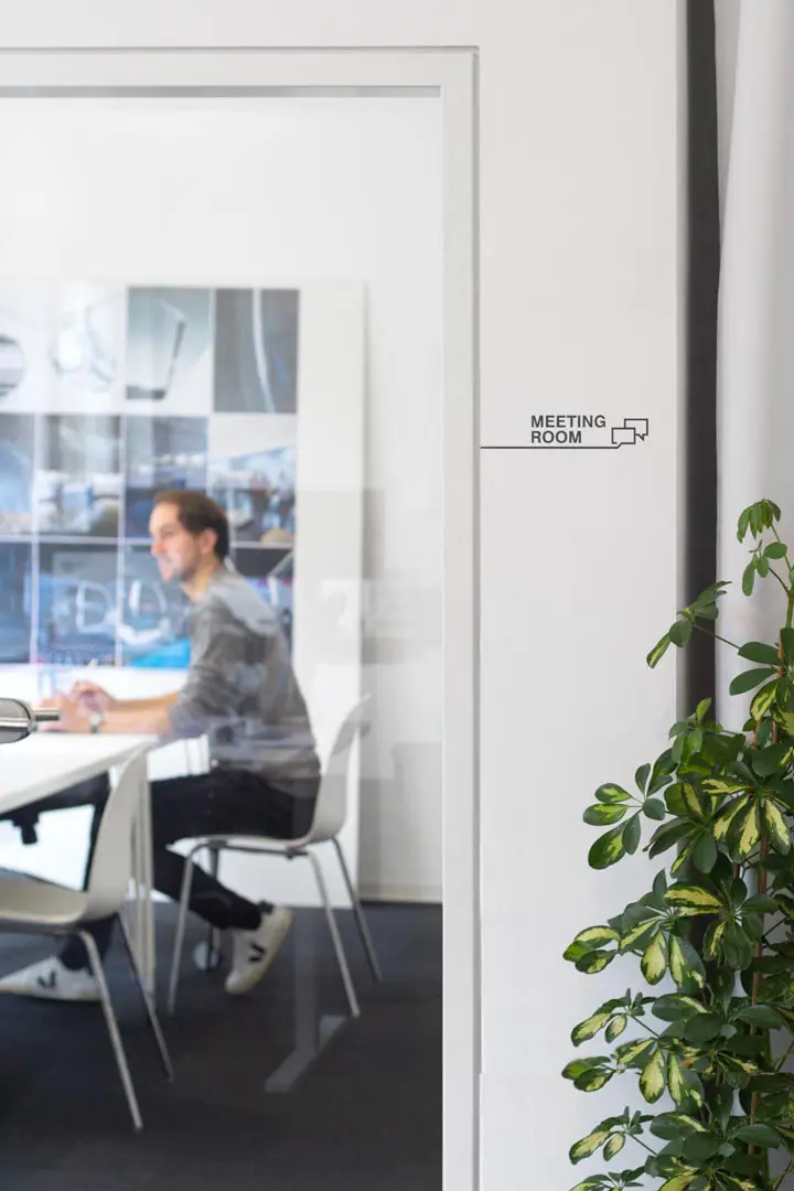 Beschilderung des Besprechungsraum im Büro von MOJA Design