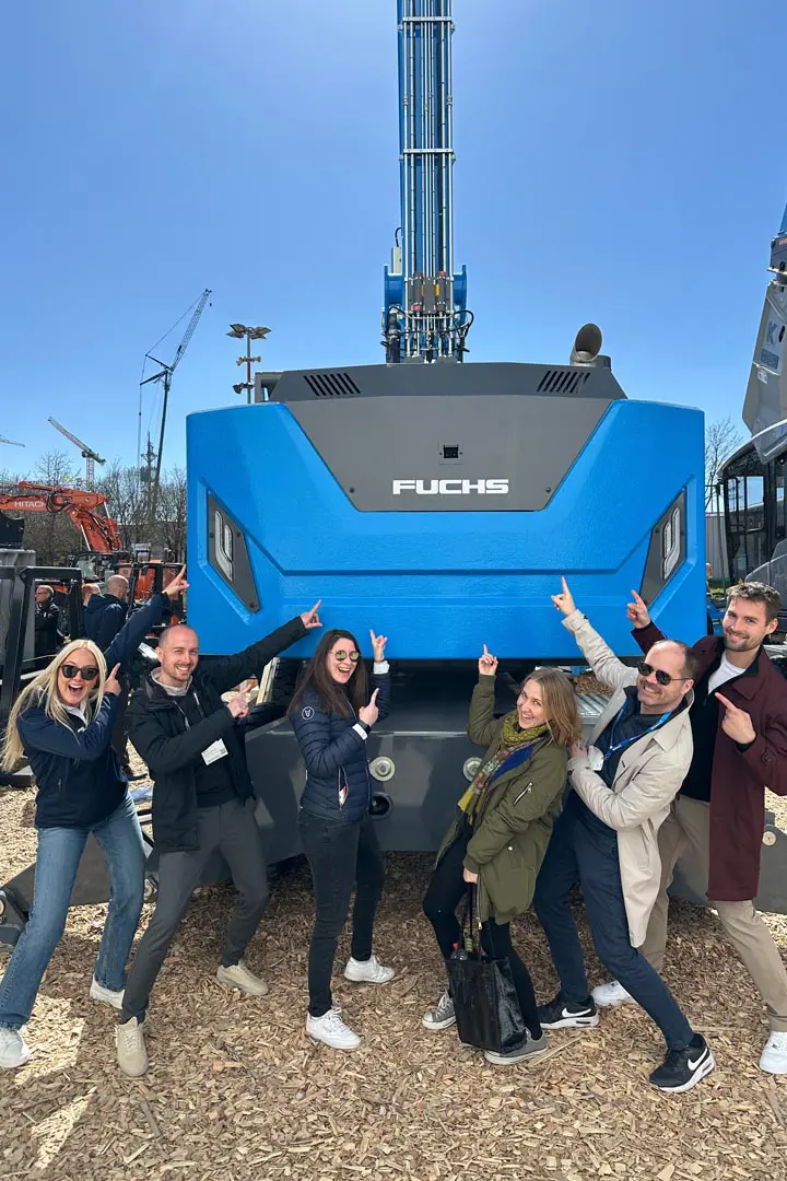 Team von MOJA Design vor ihrer Produktentwicklung: dem Umschlagbagger von Terex Fuchs