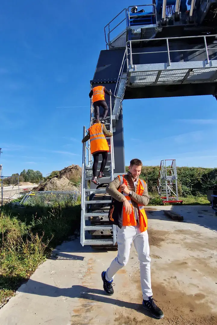 Das Team von MOJA Design analysiert Baumaschinen