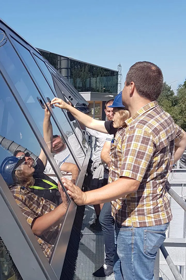 Das Team von MOJA Design bei der Optimierung eines Prototyp
