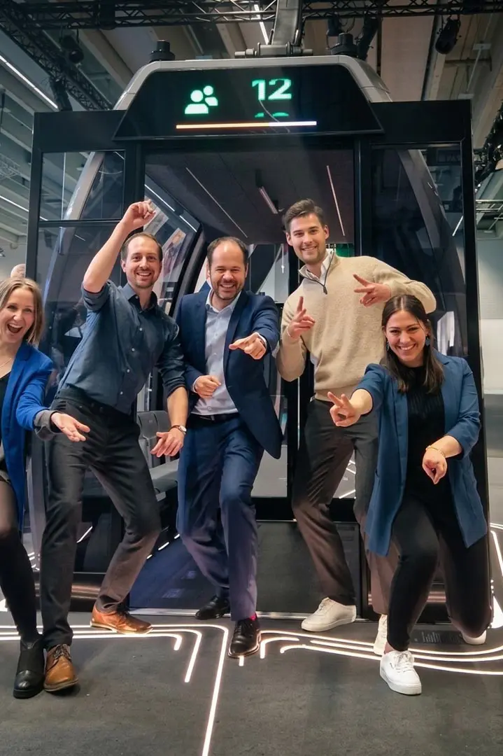 Team von MOJA Design vor ihrer Produktentwicklung: der Seilbahnkabine STELLA