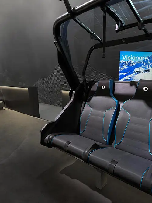 Seilbahn-Kabinen Sitze auf dem Messestand von Doppelmayr bei der Mountain Planet 2026 in Grenoble