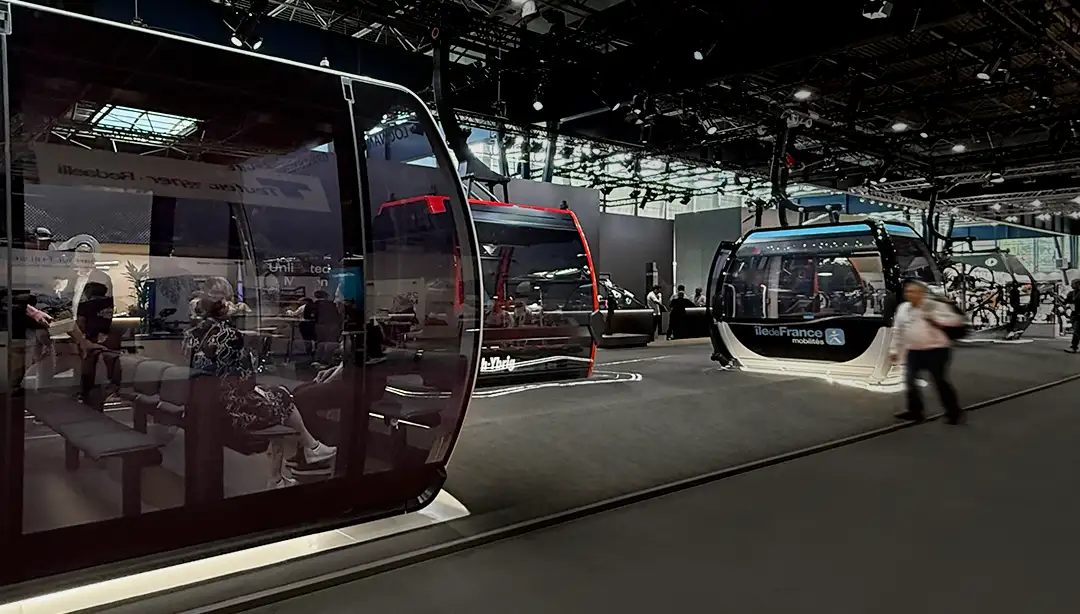 Seilbahn-Kabinen auf dem Messestand von Doppelmayr bei der Mountain Planet 2026 in Grenoble
