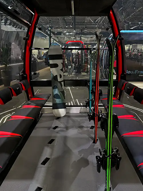 Seilbahn-Kabine Innenraum auf dem Messestand von Doppelmayr bei der Mountain Planet 2026 in Grenoble